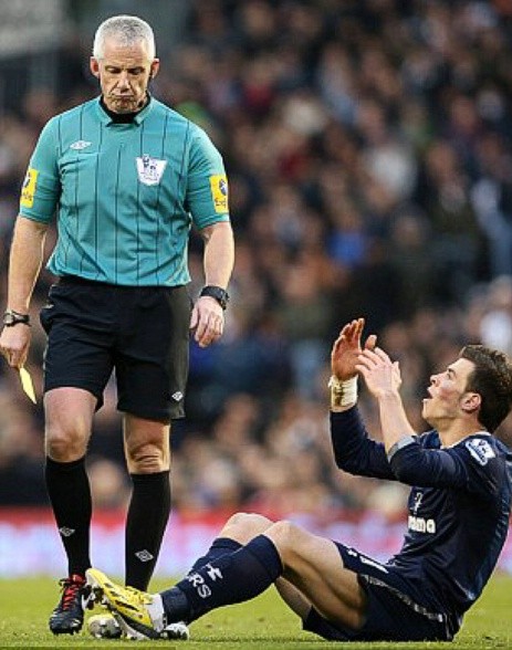 Bale ngạc nhiên vì quyết định của trọng tài.